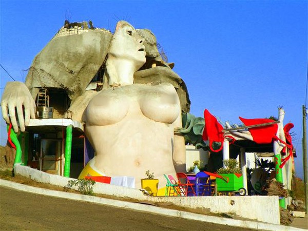 Ngôi nhà hình cô gái bán khỏa thân có tên La Sirena là một tác phẩm nghệ thuật của nhà điêu khắcArmando Munoz Garcia. Ngôi nhà tọa lạc tại thị trấn biển Puerto Nuevo, Mexico được xây dựng năm 1995 dựa trên ý tưởng tôn vinh nét đẹp của người phụ nữ và tình dục xét về khía cạnh nghệ thuật.